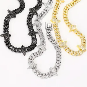 Hip hop Cuban link ketting met stekels in zwarte, zilveren en gouden afwerking.