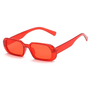 Vue détaillée des lunettes de soleil carrées rouges vintage avec protection UV.