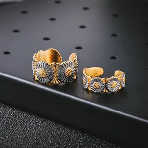 Detailweergave van twee verstelbare madeliefjesringen in goud en zilver afwerking