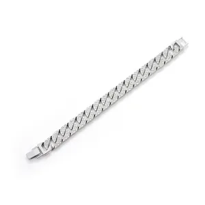 Detailweergave van zilverkleurige dikke Cubaanse schakelarmband met fonkelende strass