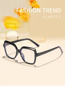 Dettaglio occhiali anti-luce blu con montatura quadrata nera elegante per donna