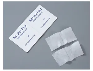 Vue rapprochée de tampons d'alcool éthylique à 75 % et de lingettes blanches