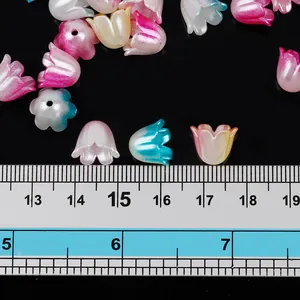 Detalle macro de cuentas de flores de lirio de los valles con regla para la escala