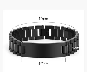 Vue détaillée d'un bracelet style montre en acier noir avec plaque personnalisable