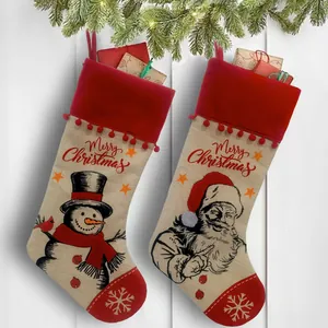 Set mit zwei großen Weihnachtsstrümpfen aus Jute mit Weihnachtsmann- und Schneemann-Motiven