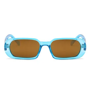 Vue de face détaillée de lunettes de soleil rétro à monture carrée bleue transparente
