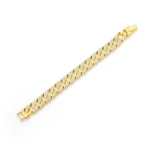 Detailopname van een goudkleurige Cubaanse schakelarmband met volledige strass.