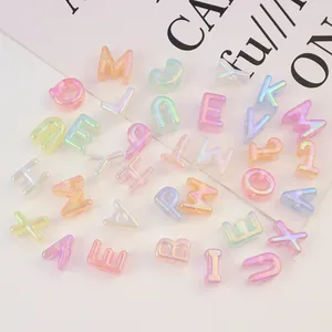 Cuentas de letras de acrílico coloridas chapadas en UV para joyas de bricolaje y accesorios