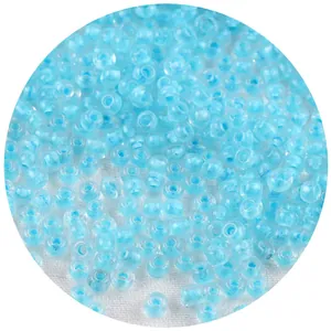 Vista macro de cuentas de vidrio con núcleo teñido azul claro para creación de joyería