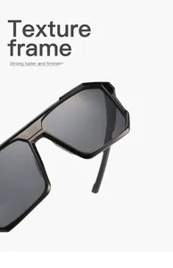 Primer plano de gafas de sol deportivas rectangulares negras con montura brillante