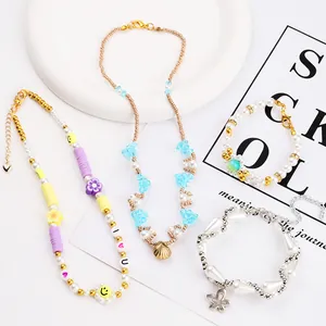 Set di collane e bracciali di perline fatti a mano con ciondoli a cuore e orsetto