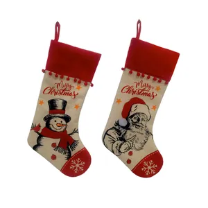 Dekorative Weihnachtsstrümpfe mit Nikolaus- und Schneemannmotiven für Geschenke