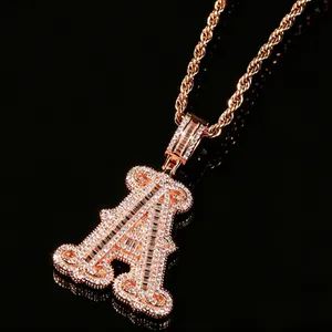 Collier pendentif lettre 'A' or rose avec zircons et pierres baguettes scintillantes
