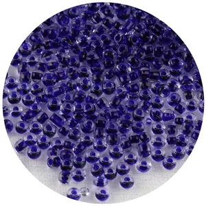 Detalle macro de cuentas de vidrio azul transparente con núcleo teñido para DIY
