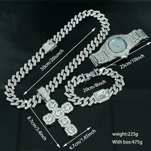 Dettaglio del set di gioielli silver iced-out con ciondolo a croce, bracciale e orologio