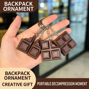 Vista dettagliata di portachiavi clicker al cioccolato 3D realistici tenuti in mano