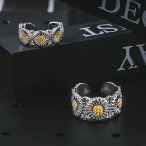 Elegante vintage madeliefjes ring van titaniumstaal met opvallende gele bloemaccenten