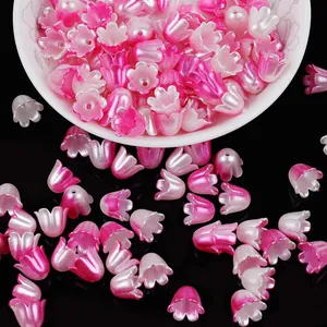 Detalle de cuentas de lirio de los valles en rosa y blanco perlado para bisutería