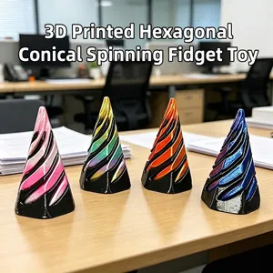 Dettaglio dei giocattoli fidget a piramide esagonale stampati in 3D in quattro vivaci colori.