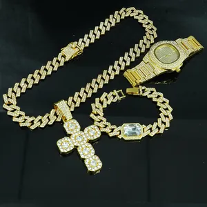 Dettaglio del set di gioielli in oro con collana a croce, bracciale e orologio iced.