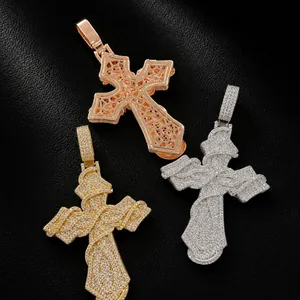 Detailansicht vereister Dornenkreuz-Anhänger in Gold, Silber und Roségold-Finish.