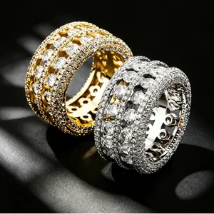 Gros plan de bagues hip-hop de luxe avec une double rangée de zircons brillants