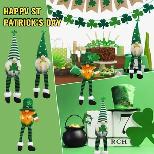 Gedetailleerd overzicht van St. Patrick's Day-kabouters met klavertjes en lange benen