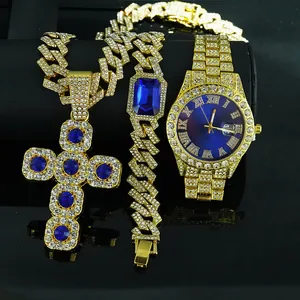 Vista dettagliata del set lussuoso con collana croce, bracciale con pietra blu e orologio d'oro.