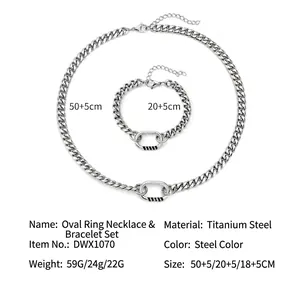 Minimalistische titanium stalen schakelketting en armband set met ovale schakels in staalkleur.