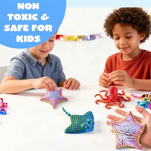 Detail van 3D-geprinte beweegbare zeedierenspeeltjes zoals octopus en een rog