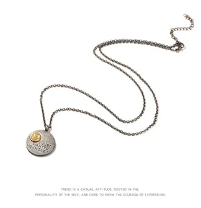 Gros plan d'un collier rétro avec pendentif smiley aux yeux en dollar doré