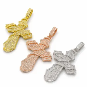 Detailansicht von iced out Dornenkreuz-Anhängern in Gold, Roségold und Silberoptik