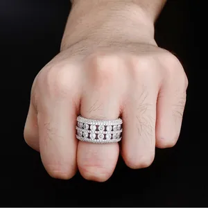 Détail d'une bague large de style hip hop avec doubles rangées de zircons étincelants