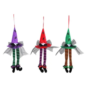 Drei dekorative Halloween Hexenhut-Anhänger mit gestreiften Beinen und kleinen Geistern