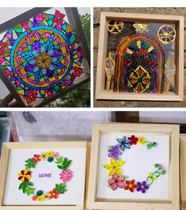 Detailansichten von DIY-Glasmalerei und Quilling-Kunst in hölzernen Ausstellungsrahmen