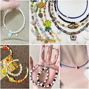 Collection de bijoux en perles faits main avec composants et breloques plaqués or 18 carats