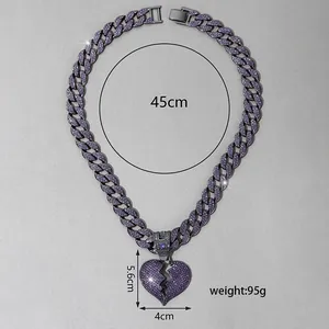 Dettaglio del ciondolo a cuore spezzato viola con strass su catena cubana