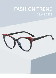 Dettaglio laterale di occhiali cat-eye neri e rossi con lenti anti luce blu