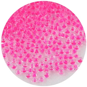 Primer plano de cuentas de vidrio rosa intenso con núcleo transparente para DIY
