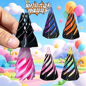 Primo piano di giocattoli fidget a spirale esagonale stampati in 3D multicolore