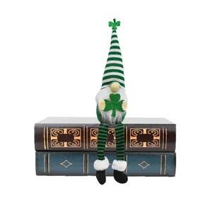 St. Patrick's Day kabouter met klaver en gestreepte lange benen voor Ierse decor