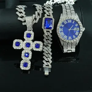 Primo piano di lussuosa collana con croce, bracciale con gemma blu e set di orologi