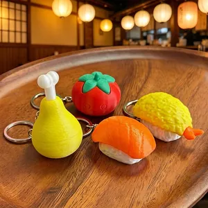 Detailansicht von 3D-gedruckten Sushi- und Essens-Schlüsselanhängern auf einem Holztablett.