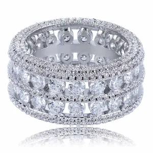 Vue détaillée d'une bague hip hop large avec double rangée de zircons et design creux