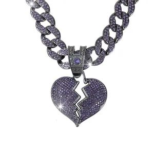 Dettaglio del pendente a cuore spezzato viola ghiacciato su catena Cuban link