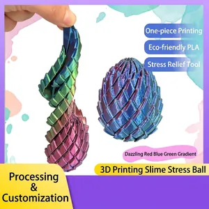 Détail d'un œuf de dragon imprimé en 3D avec un dégradé métallique rouge bleu et vert