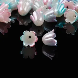 Primer plano de cuentas de lirio de los valles perladas para joyería artesanal DIY