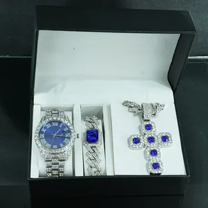 Set di gioielli di lusso con collana a croce, bracciale e orologio con quadrante blu.
