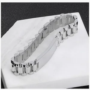 Vue détaillée d'un bracelet en acier inoxydable de style montre avec plaque incurvée.