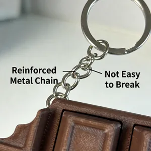 Dettaglio del giocattolo fidget al cioccolato stampato in 3D con catena rinforzata